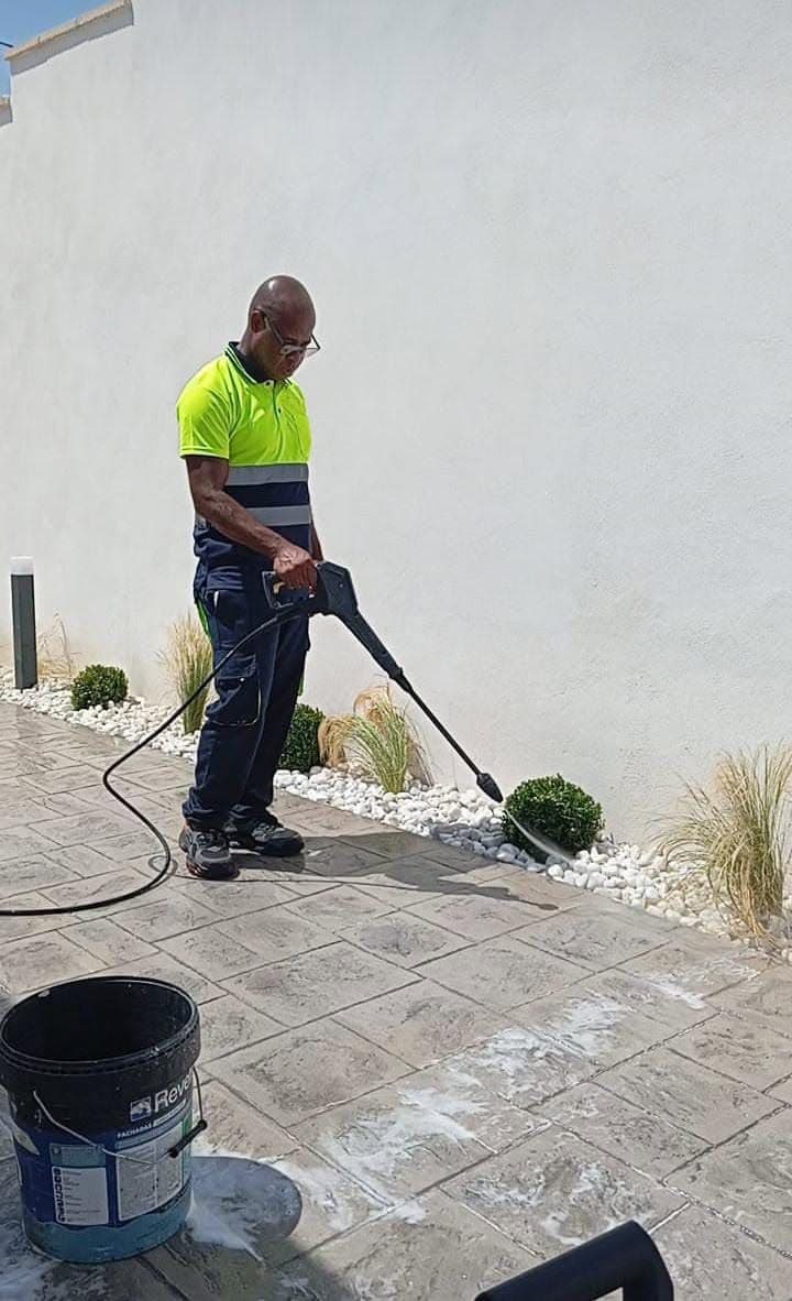 Frank limpiando con hidrolimpiadora el suelo de piedra de un patio